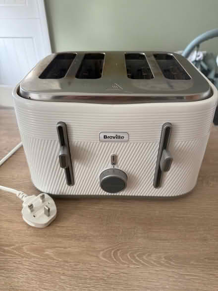 Photo of free Works but with fault- white toaster (Welling DA16) #1