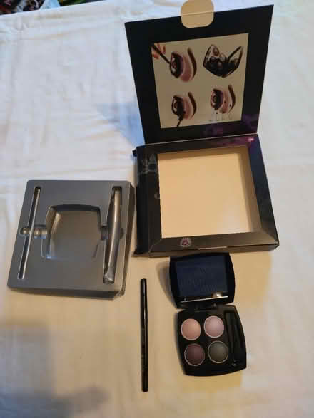 Photo of free Avon eye shadow set (Hereford HR4) #1