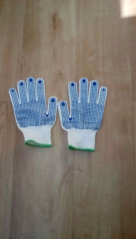 Photo of free White grip gloves (Priorslee TF2) #1