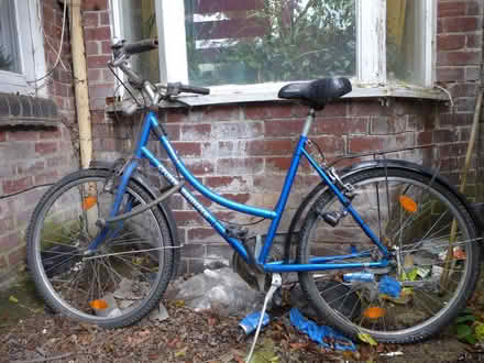 Photo of free old bike to fix up or use for parts (Endcliffe S11) #1