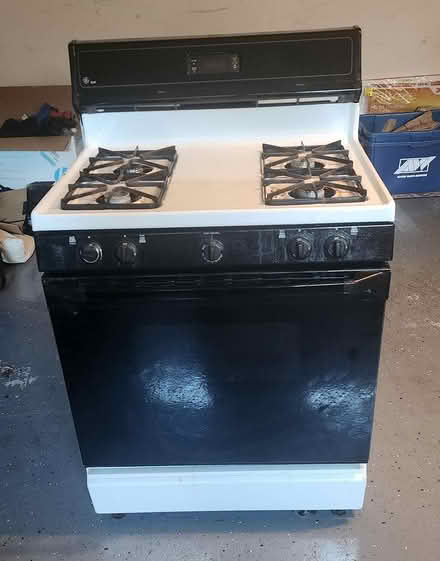 Photo of free GE Gas oven for parts-not working (Duluth- HWY 120 and Buford Hwy) #1