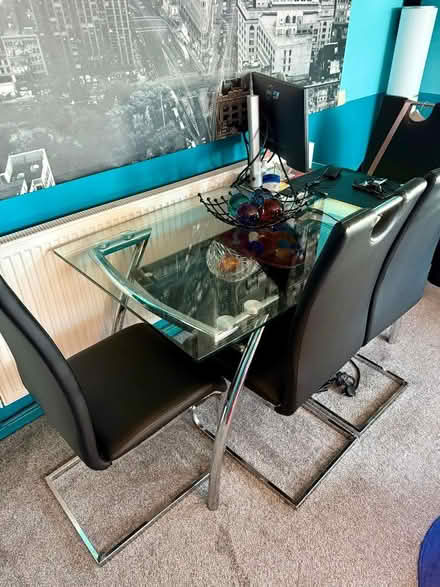 Photo of free Glass dining table (Woolwich SE18) #1