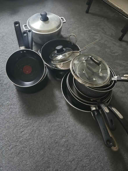 Photo of free bunch of pans and stuff (london N16) #1