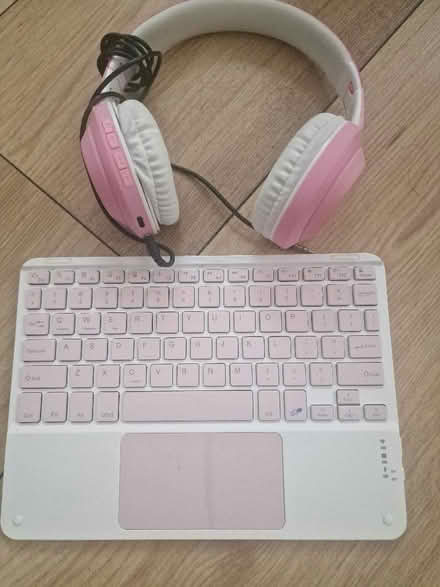 Photo of free Headphones and portable keyboard (Isleworth TW7) #2