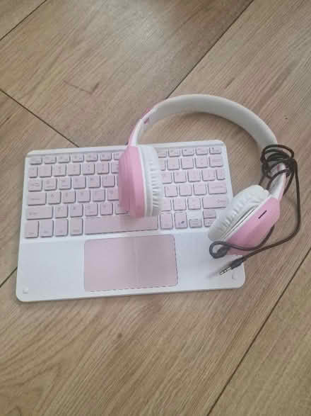 Photo of free Headphones and portable keyboard (Isleworth TW7) #1