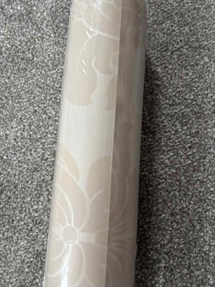 Photo of free Roll of ivory floral wallpaper (Cookridge LS16) #2