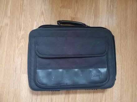 Photo of free Targus laptop bag (Shandon EH11) #1