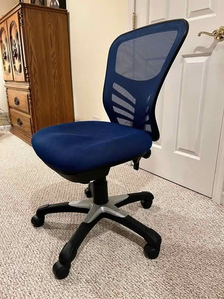 Photo of free Adjustable office chair (east Carpentersville) #3