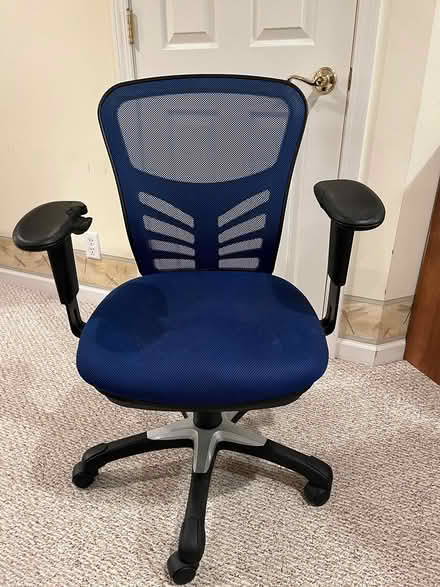 Photo of free Adjustable office chair (east Carpentersville) #1