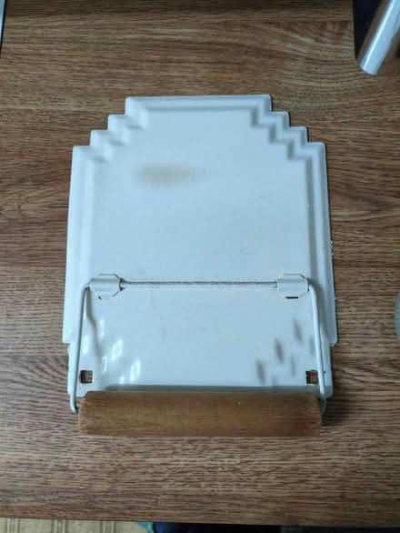 Photo of free Vintage toilet roll holder (Addlestone KT15) #1