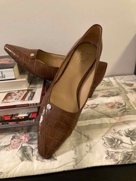 Photo of free Woman's pumps, Size 9.5 (Tribeca (10013)) #1