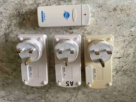 Photo of free 3 Remote control plugs and controller (Welling DA16) #2