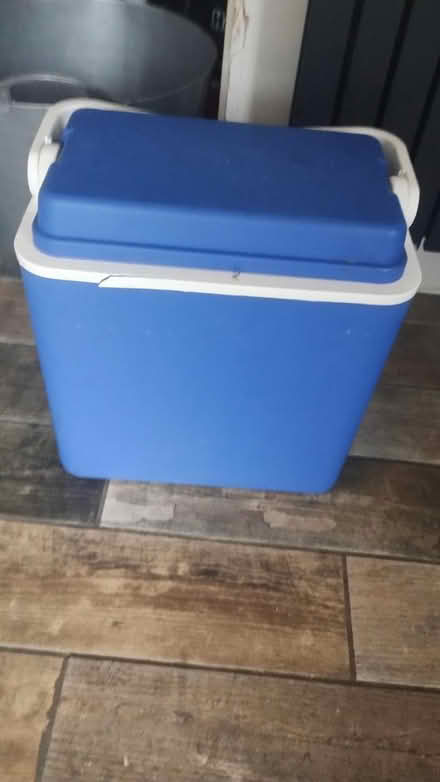 Photo of free Cool box and 4 ice blocks (Allesley CV5) #1