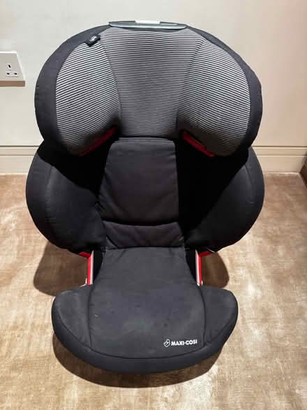 Photo of free Maxi cosi Car seat/ must go now (SW11) #1