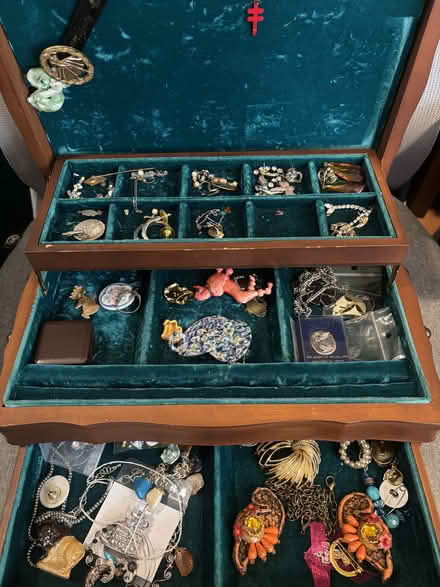 Photo of free Antique jewelry box (K2J 1S9) #1