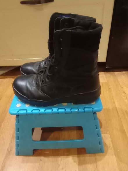 Photo of free Magnum Classic Size 9 Boots (Motspur Park KT3) #1