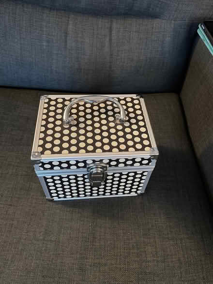 Photo of free Small make up box (Thringstone LE67) #1