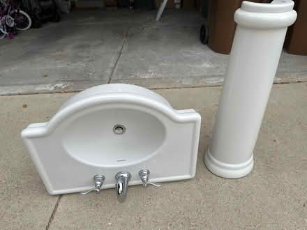 Photo of free Pedestal bathroom sink (Unincorporated north Wheaton) #1