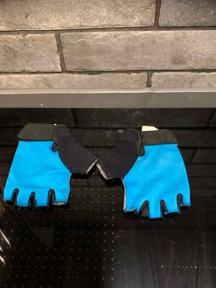 Photo of free Child’s cycle gloves (Tilehurst RG30) #1