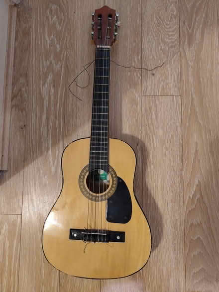 Photo of free Very small guitar (needs fixing!) (Donnington OX4) #1
