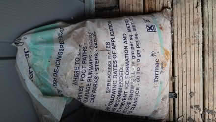 Photo of free De-icing grit (Smiths Estate OX28) #1