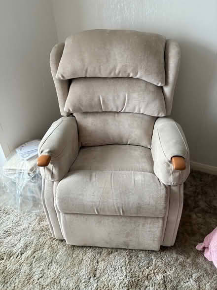 Photo of free Manual HSL recliner chair (Tring HP23) #2