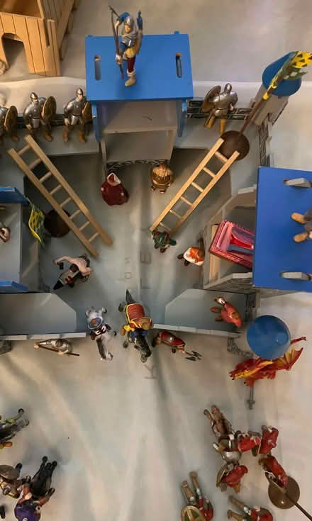 Photo of free Castle and figures (Dean EH4) #2