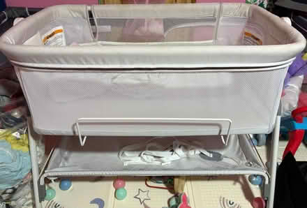Photo of free Bassinet and sheets (epw) #1