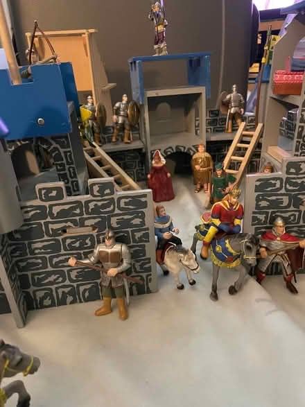 Photo of free Castle and figures (Dean EH4) #1