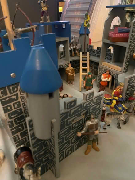 Photo of free Castle and figures (Dean EH4) #4