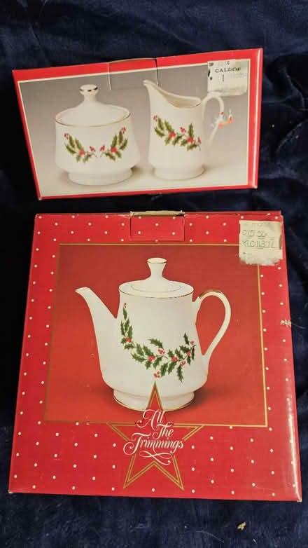 Photo of free Christmas dinnerware (Severn) #2