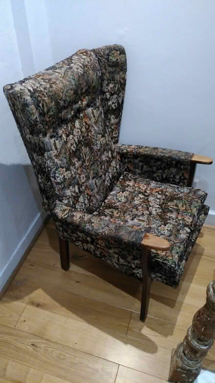 Photo of free Retro armchair in floral print (Lea Bridge, E178H) #2