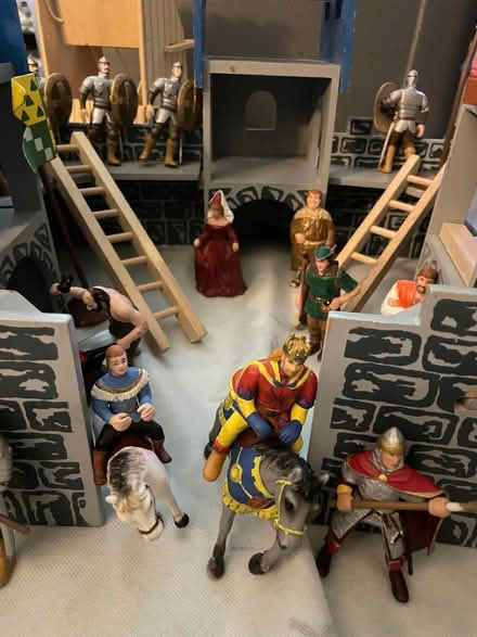 Photo of free Castle and figures (Dean EH4) #3