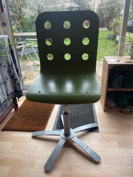 Photo of free office Swivel chair (BA6 - Redlands) #2