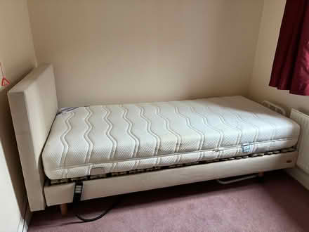 Photo of free Electric adjustable single Bed (HP2 - Hemel Hempstead) #1