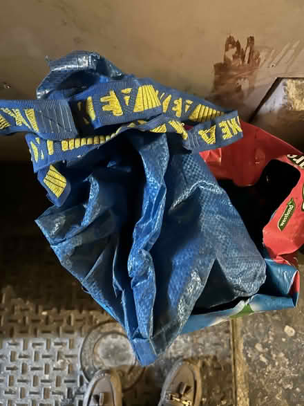 Photo of free Garden Netting, bags, shed brackets and plant food (Richmond TW10) #2