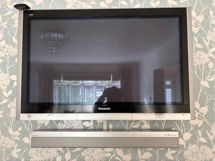 Photo of free Panasonic viera tv 42 inch with soundbar (Dunstable LU6) #1