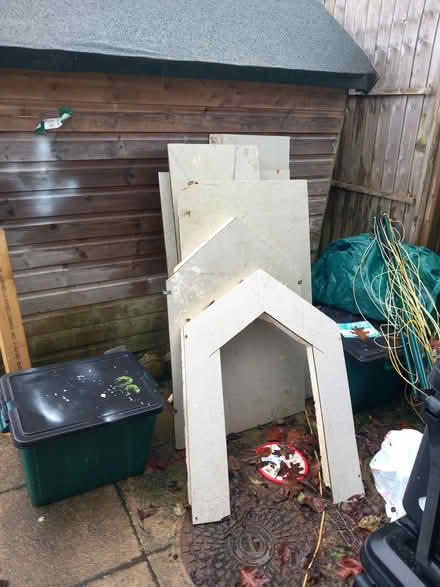 Photo of free Outside dog house (Totnes TQ9) #1