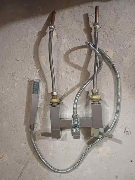 Photo of free bath taps with shower attachment (Kendal LA9) #1