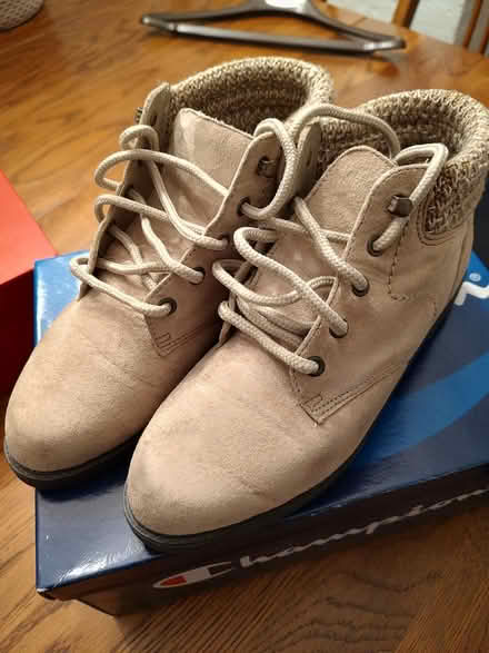 Photo of free Women's shoes size 6 (Odenton) #1