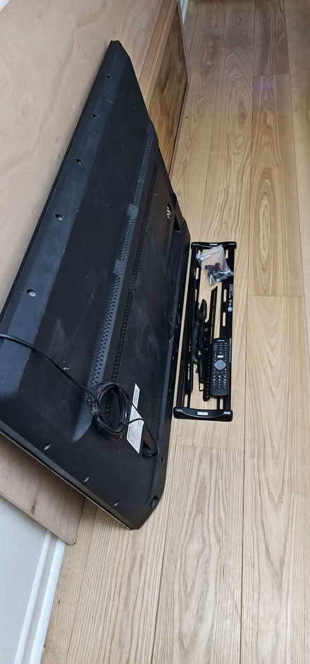 Photo of free 50 inch TV with remote and wall mount (Southsea PO4) #2