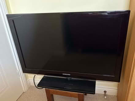 Photo of free Samsung 32 inch TV (Hatch Warren RG22) #1