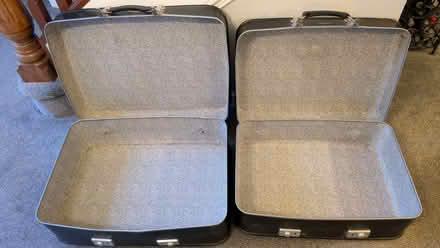 Photo of free 2 "old fashioned" suitcases, expandable, with key locks. (BT8) #3