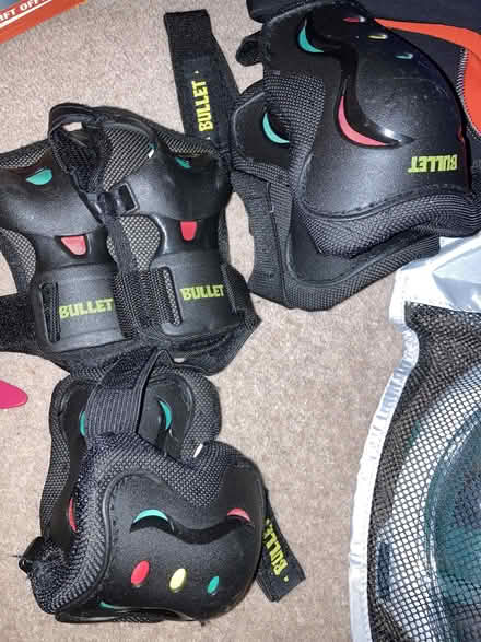 Photo of free hard plastic knee, wrist and elbow guards - junior (Sciennes EH9) #1