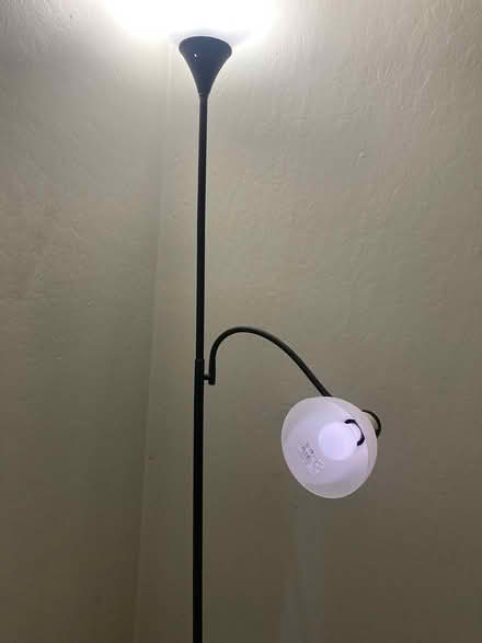 Photo of free Working Standing lamp w/ 2 fixtures (Foothill Boulevard Cupertino) #2