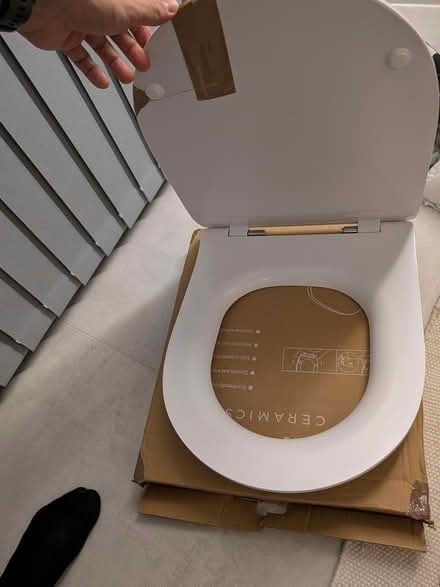 Photo of free Soft close toilet seat (broken lid) (N15) #1
