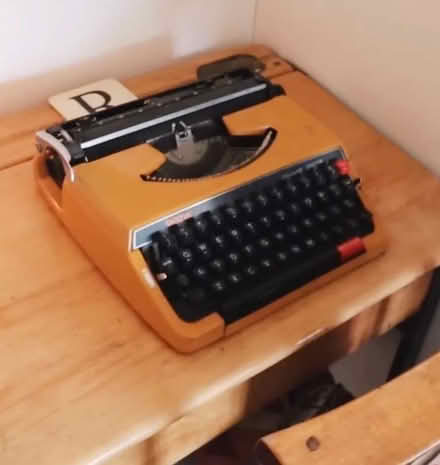 Photo of Working typewriter (Cherry Orchard SY2) #1