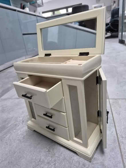 Photo of free Jewellery Box _ Creamy white - 30wx30hx15d (cm) (Aston Clinton HP22) #3