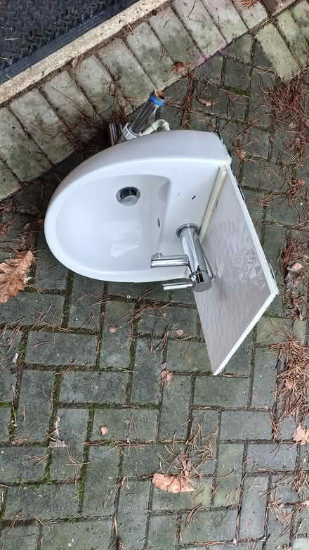 Photo of free Small basin (Heatherside) #2