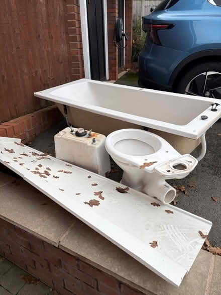 Photo of free Bath and toilet (Droitwich WR9) #1